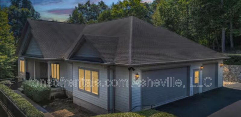 Hendersonville House: 29 Turkey Roost Court