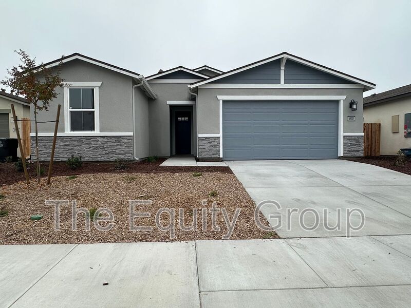 Visalia House: 6925 West Grove Ave