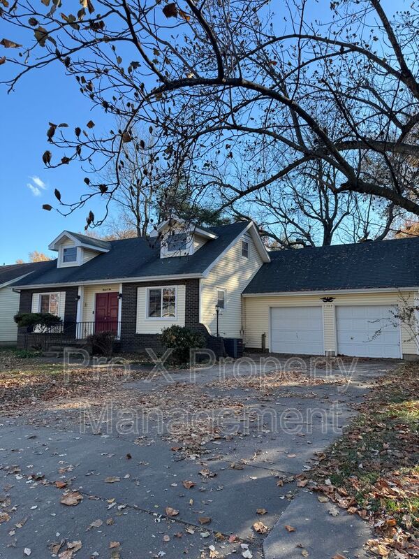 Springfield House: 1304 E Woodland St