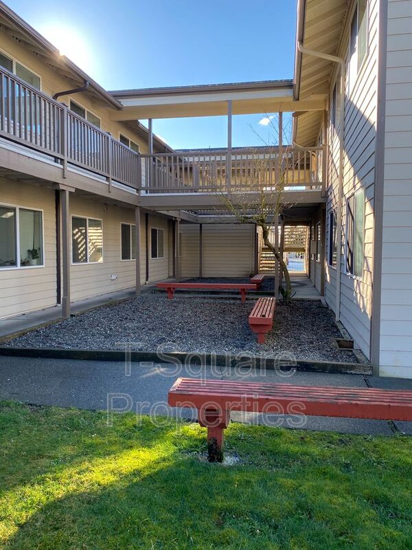 Everett House: 9719 Holly Dr