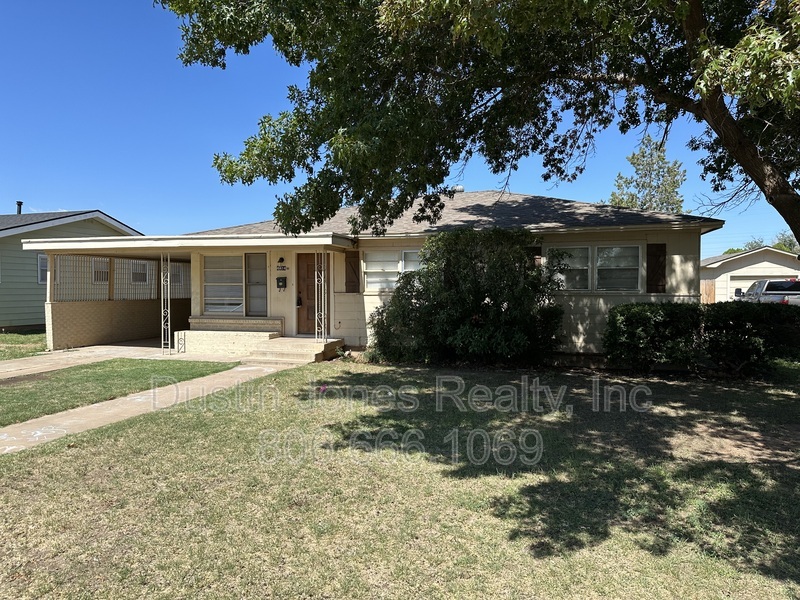 Lubbock House: 4414 39th St