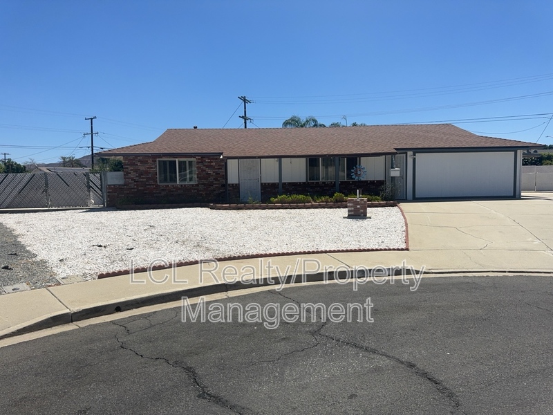Menifee House: 28610 Pebble Beach Dr