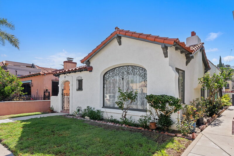 Long Beach House: 76 Roycroft Avenue
