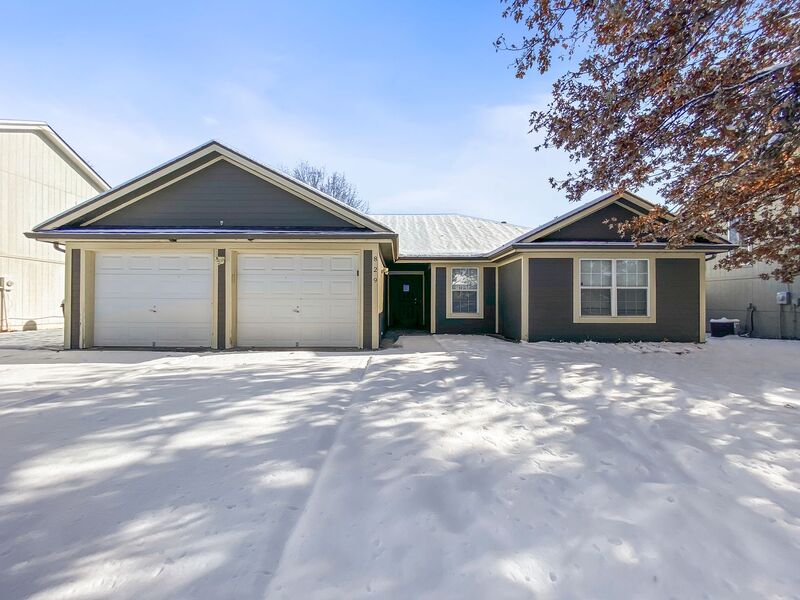 Grain Valley House: 829 SW Highland Ave