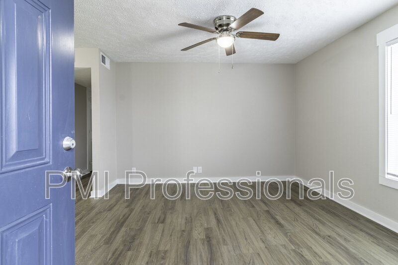 La Vergne Condo: 121 Kingsridge Dr