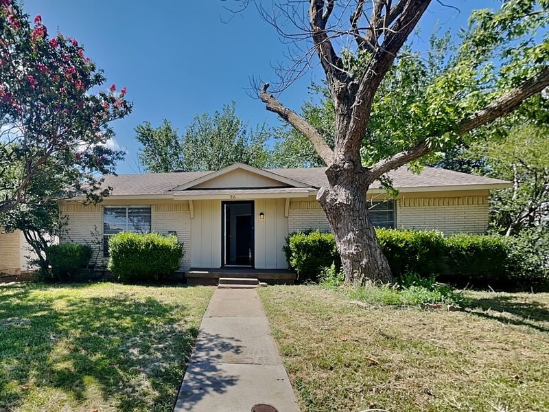 Allen House: 916 Wandering Way Dr