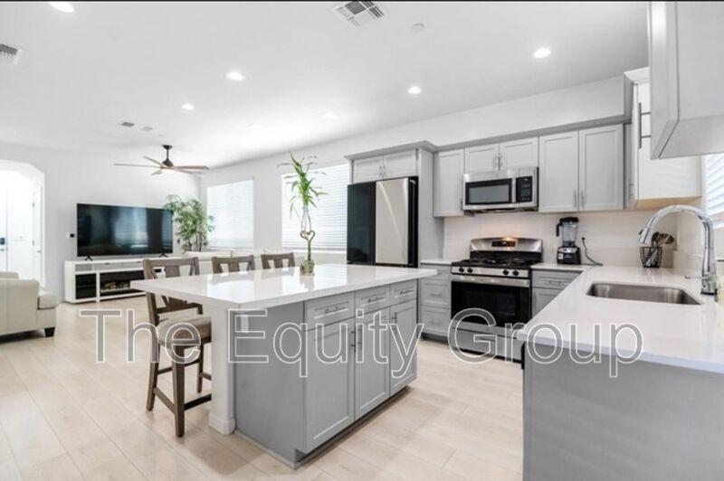 Visalia House: 3049 N Dudley St