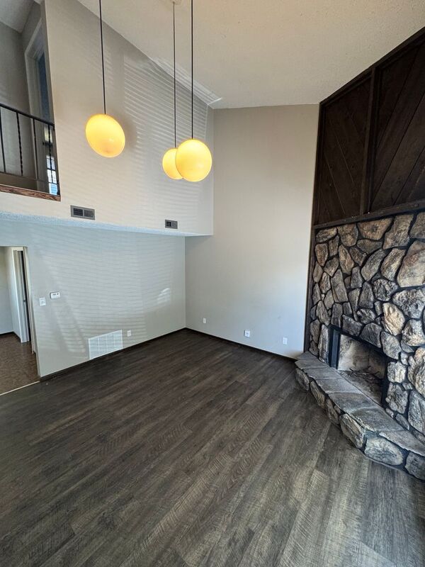 Springfield Townhome: 1242 E Guinevere