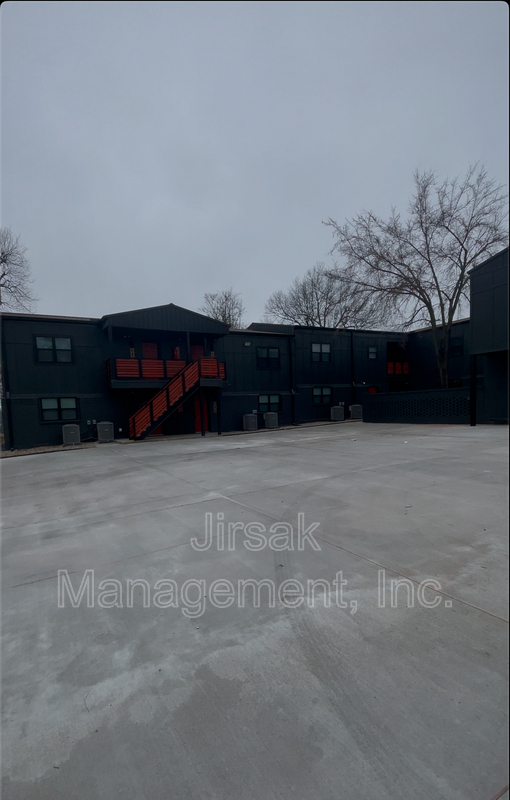 PARIS Condo: 125 13th St SE