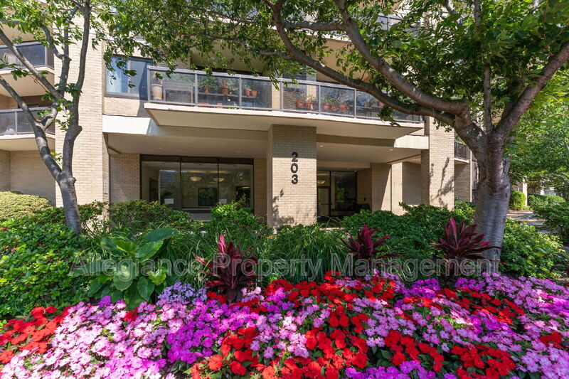 Alexandria House: 203 Yoakum Parkway