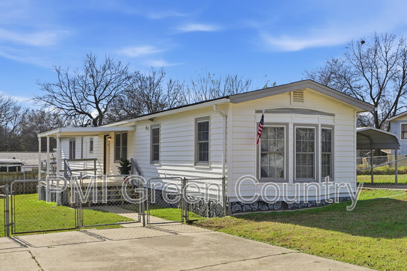 Glenpool House: 834 West 138th Street South