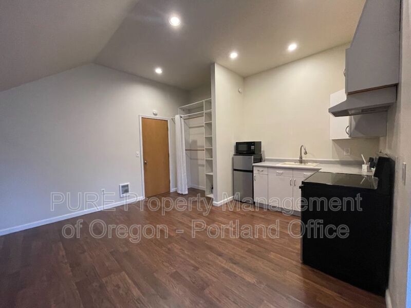 Portland Condo: 5816 SW Huddleson St