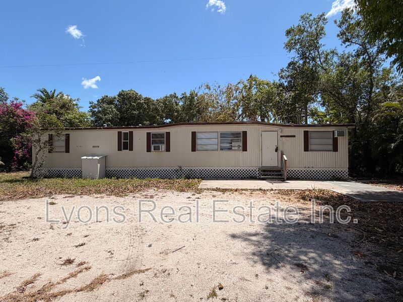 North Fort Myers House: 8205 Suncoast Dr.
