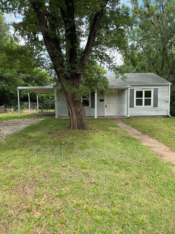Topeka House: 2524 SW Valley Brook Ln