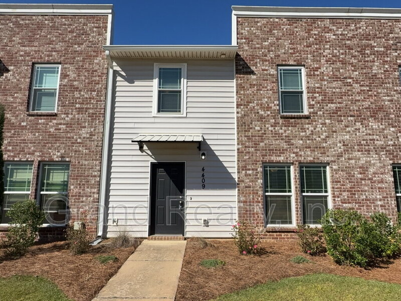 Pace Townhome: 4409 Village Oak Lane