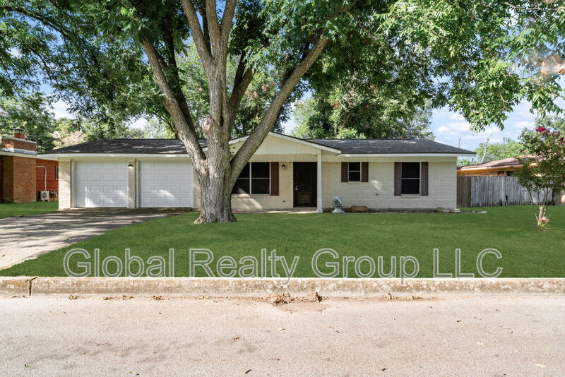 New Braunfels House: 138 Bobolink Dr