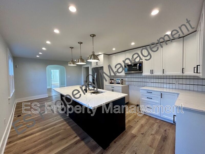 Beautiful and Spacious 4 Bedroom, 2.5 Bathroom home.  - Photo 7