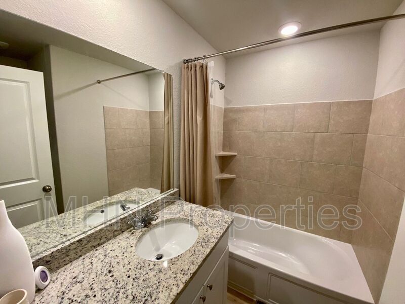 3 bed/2 bath GORGEOUS home located off Culebra and 1604, conveniently close to schools! - Photo 17