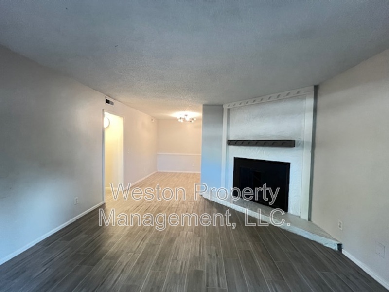 Warr Acres Condo: 6032 Northwest Expressway - 1