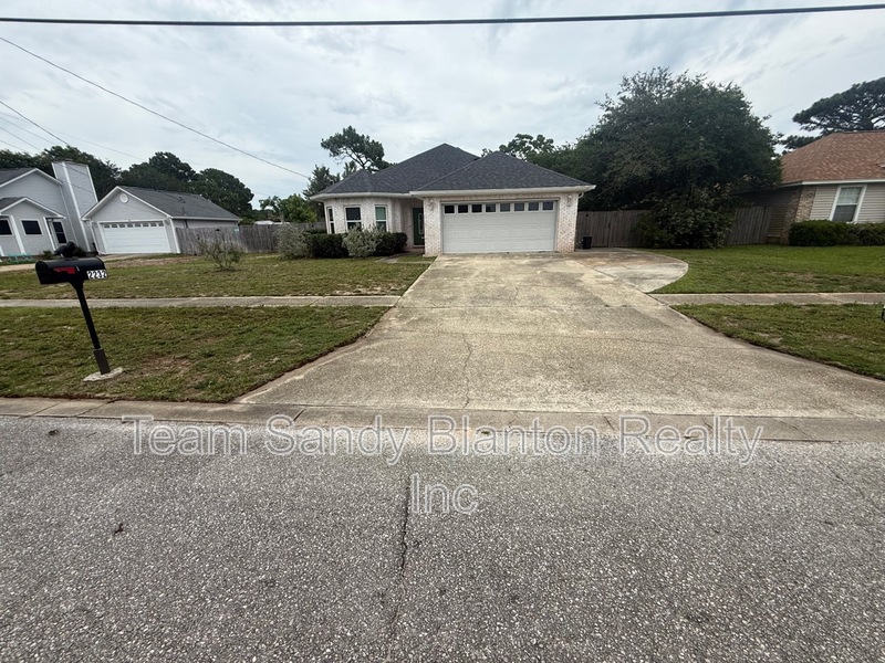 Navarre House: 2232 Orion Lake Drive