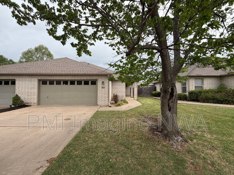 Fayetteville Townhome: 88 E Cydnee St