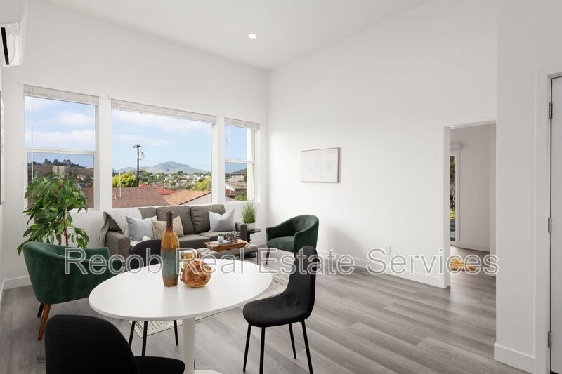 San Diego House: 5142 Manchester Rd