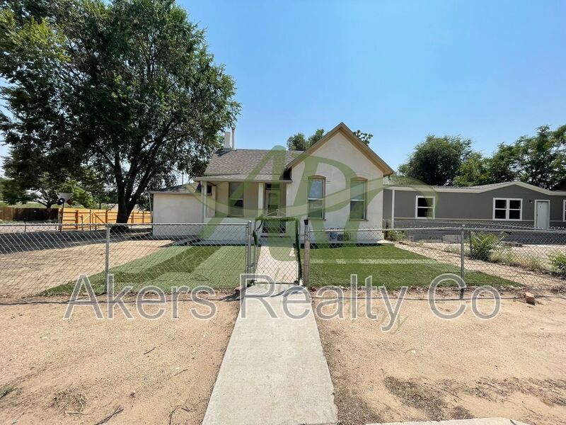 Pueblo House: 920 Damson St