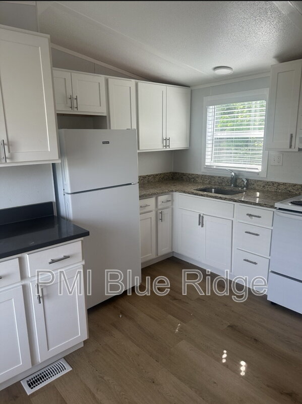 Hendersonville House: 206 Friendly Circle