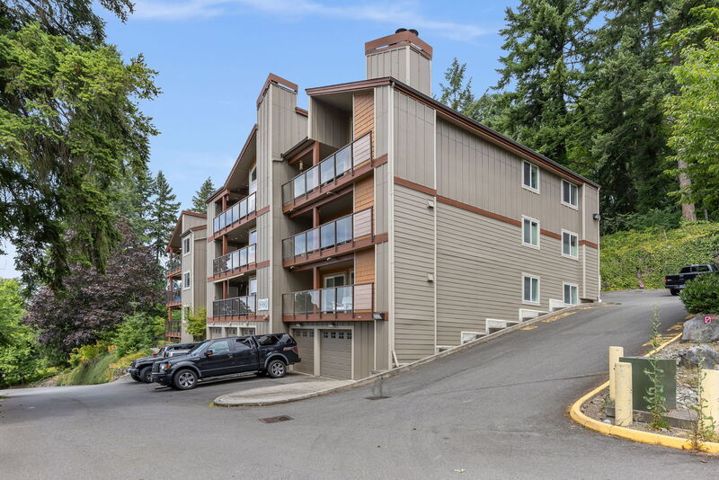 Redmond Condo: 8980 Redmond Woodinville Rd NE