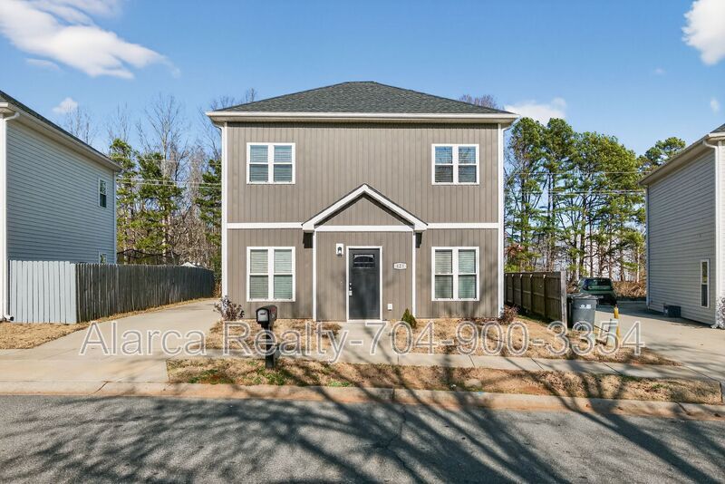 Charlotte House: 425 Centerfield Dr