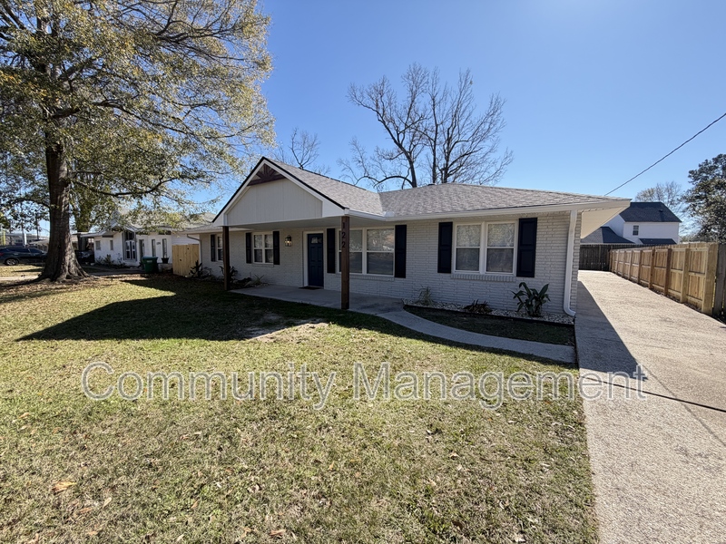 Denham Springs House: 122 Joan St