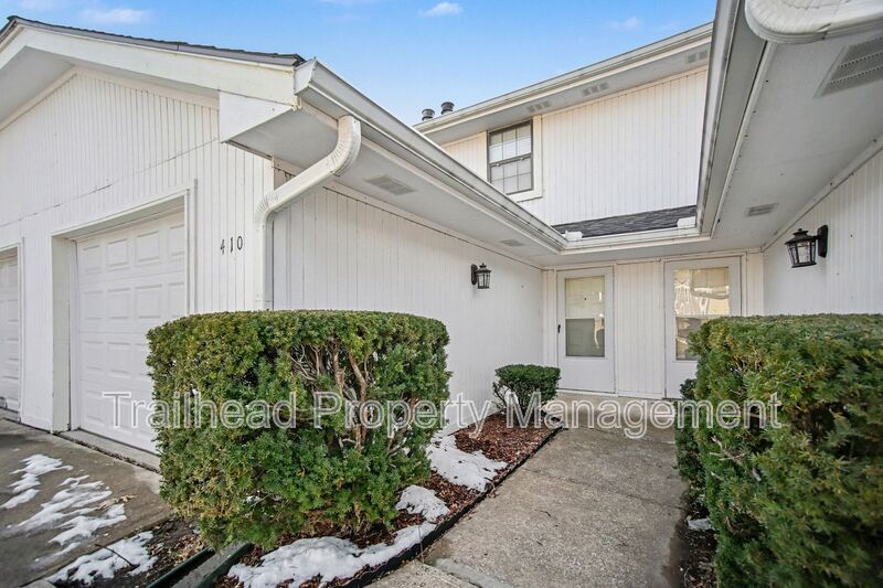 Blue Springs House: 410 NW Nottingham Lane