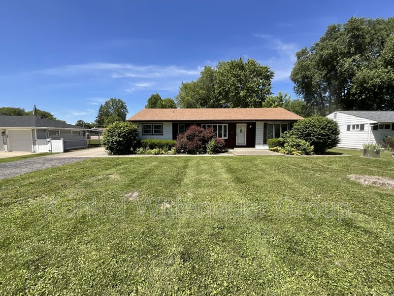 Fairview Heights House: 111 Kassing Ave