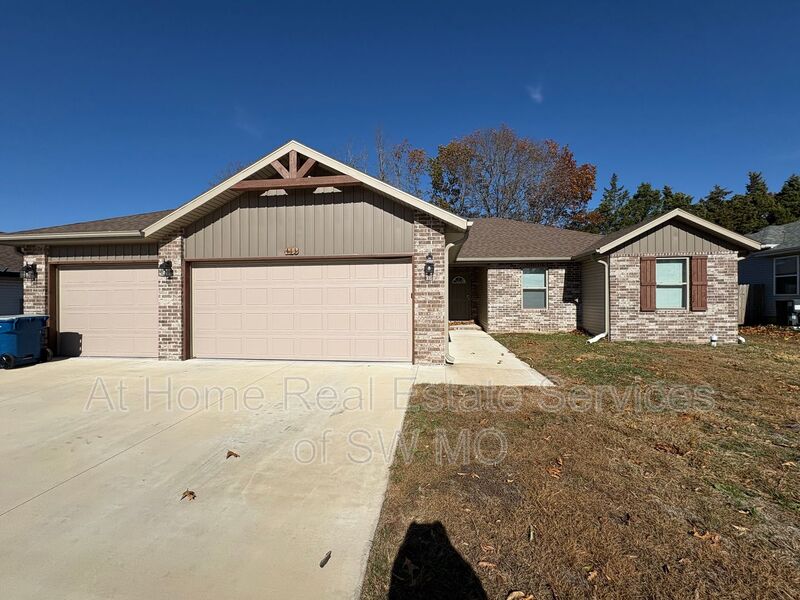 Strafford House: 413 E Rosalie St