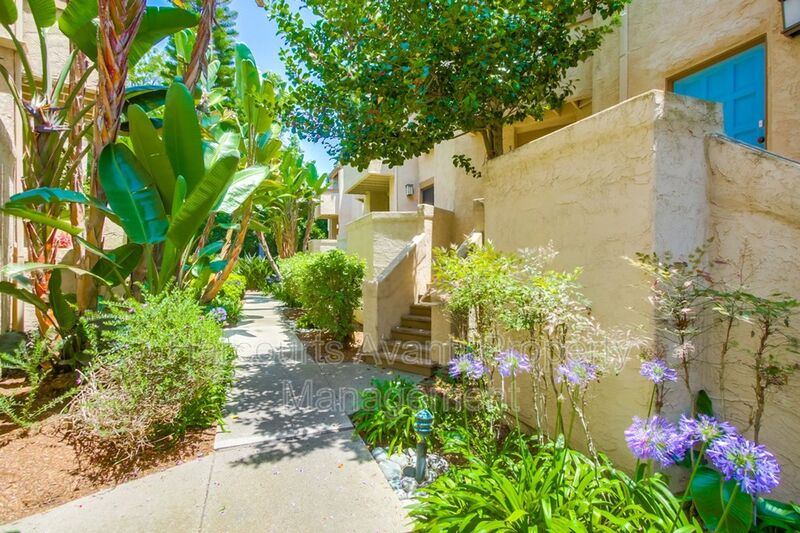 La Jolla Condo: 3268 Via Marin