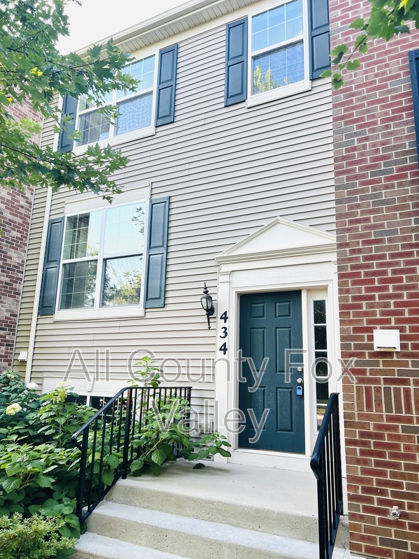 Gilberts Townhome: 434 Town Center Blvd
