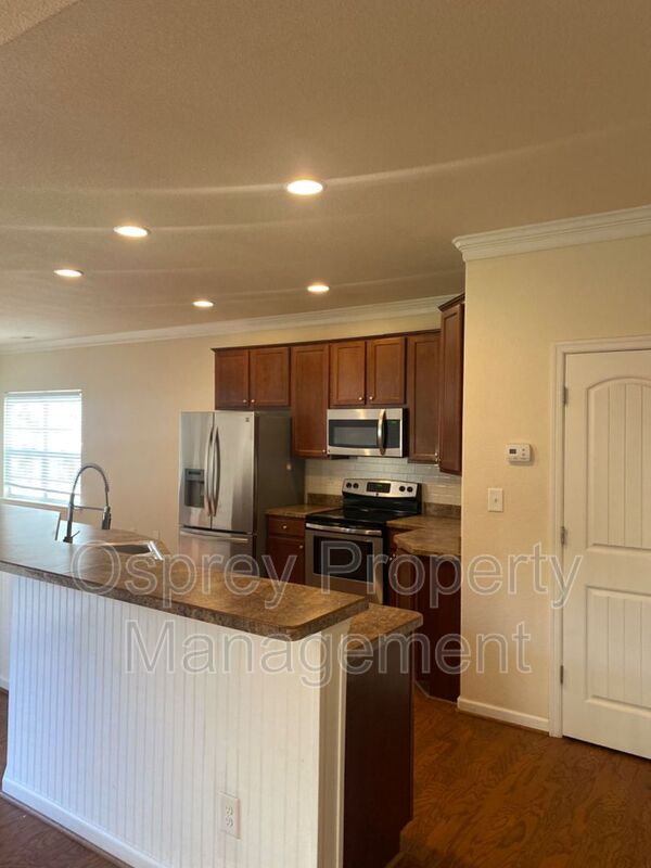 ADORABLE 3 BED/ 2.5 BATH WITH OPEN CONCEPT KITCHEN RENT SPECIAL HALF OFF IF MOVE IN BY 12/15 - Photo 4