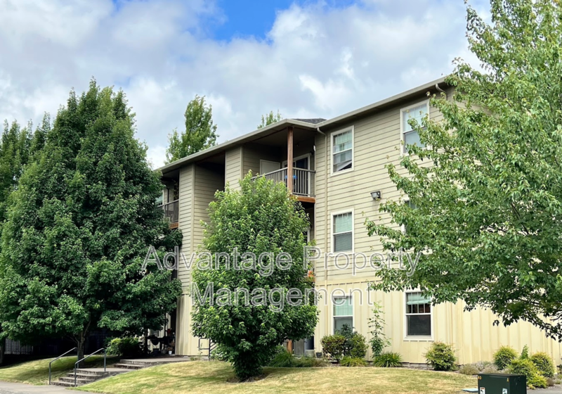 Monmouth House: 519 N Catron Place