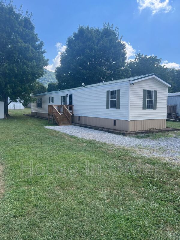 Waynesville House: 51 Cactus Drive