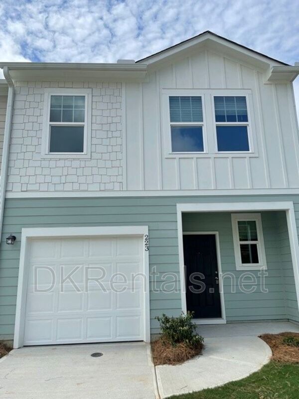 Cartersville House: 223 Grand Central Way