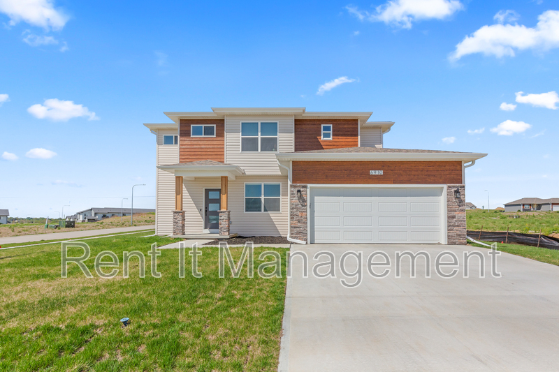 Papillion House: 6910 Stony Point Dr.
