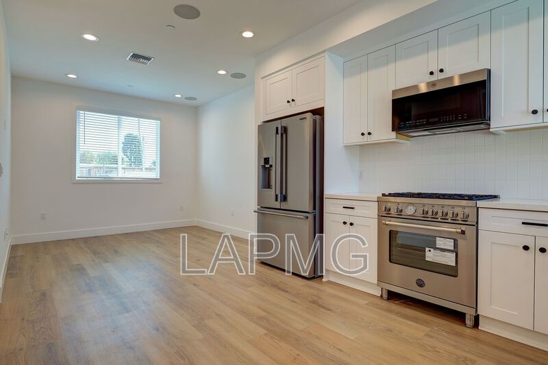 Los Angeles House: 4507 Saturn St