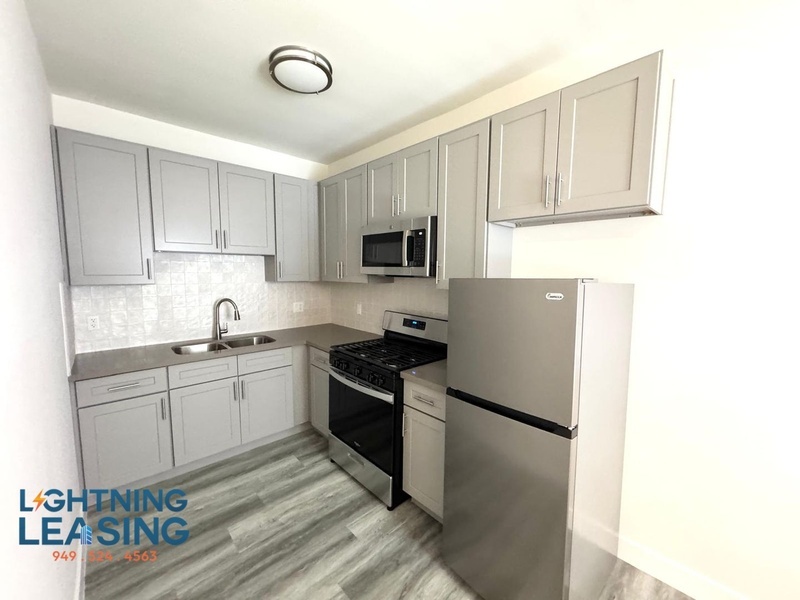 Los Angeles Condo: 400 N Coronado St