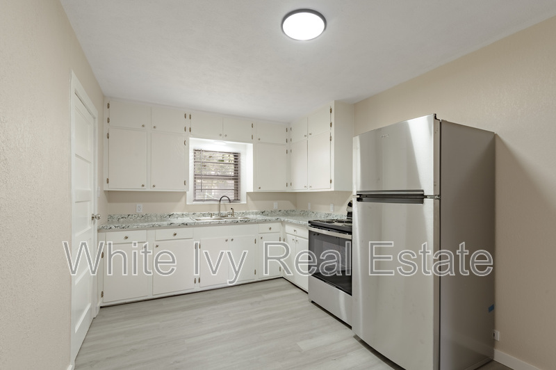 Woodville House: 1107 W Dogwood St