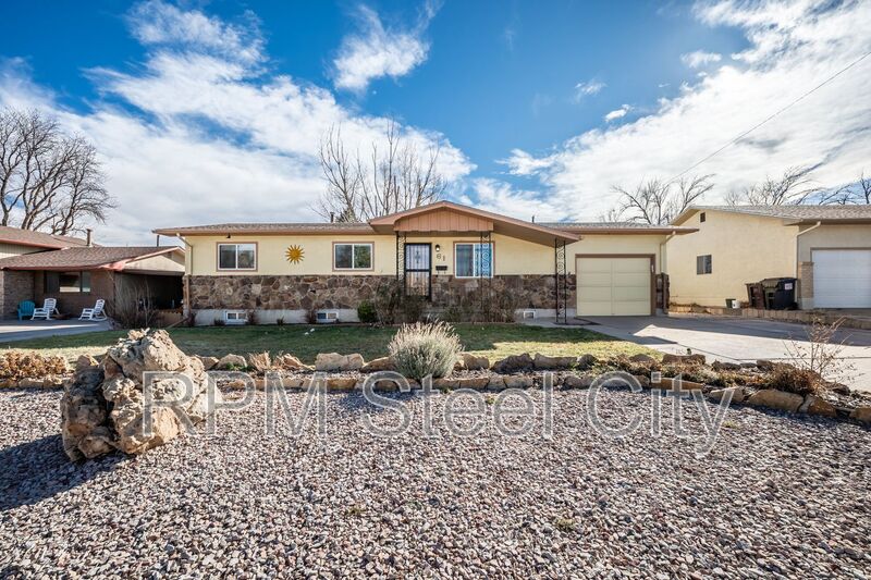 Pueblo House: 61 University Cir