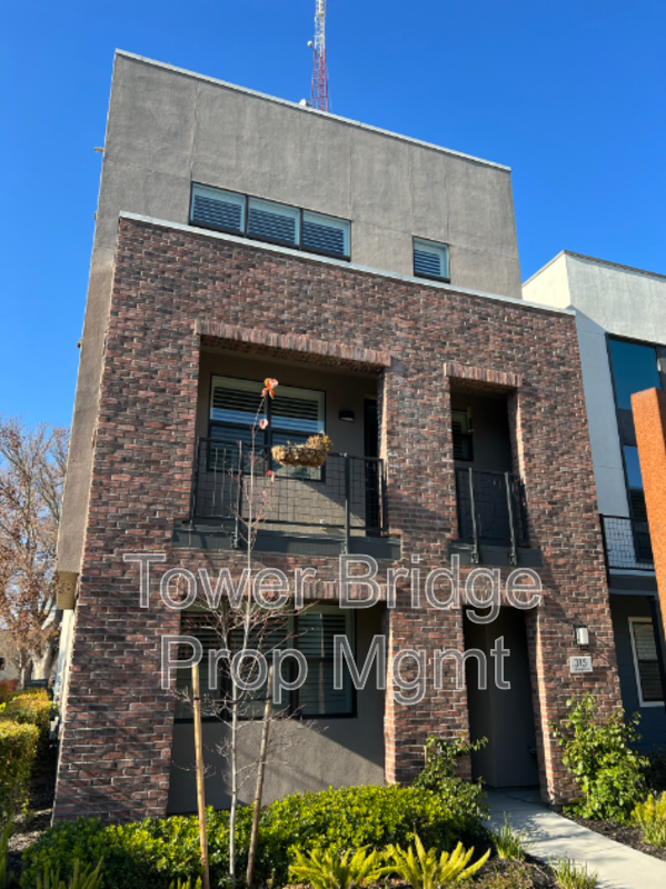 Sacramento House: 315 Creamery Ln