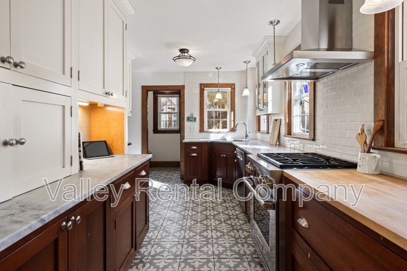 Northampton House: 61 Woodlawn Avenue