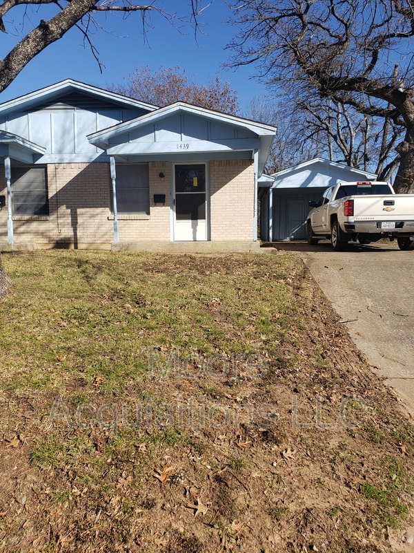 Sherman House: 1439 S Rusk St