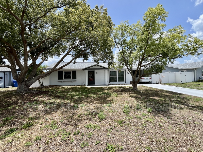 Sun City Center House: 704 Torrey Pines Avenue