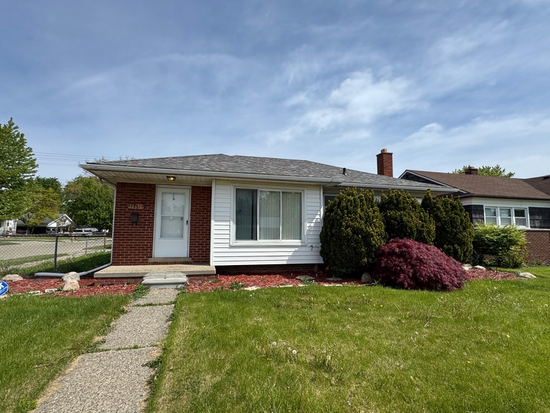 Eastpointe House: 14615 Stephens Road